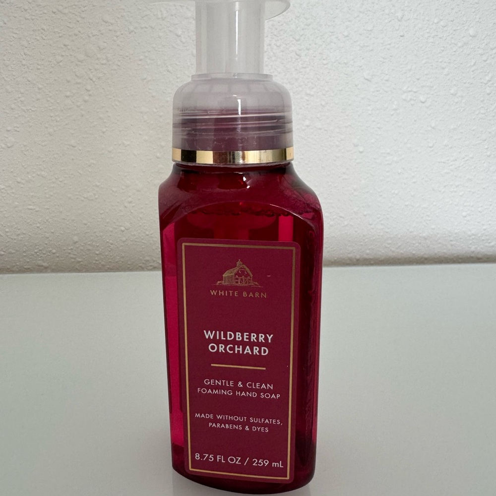 White Barn Bath and Body Wildberry Orchard Foaming Hand Soap - Deep Red